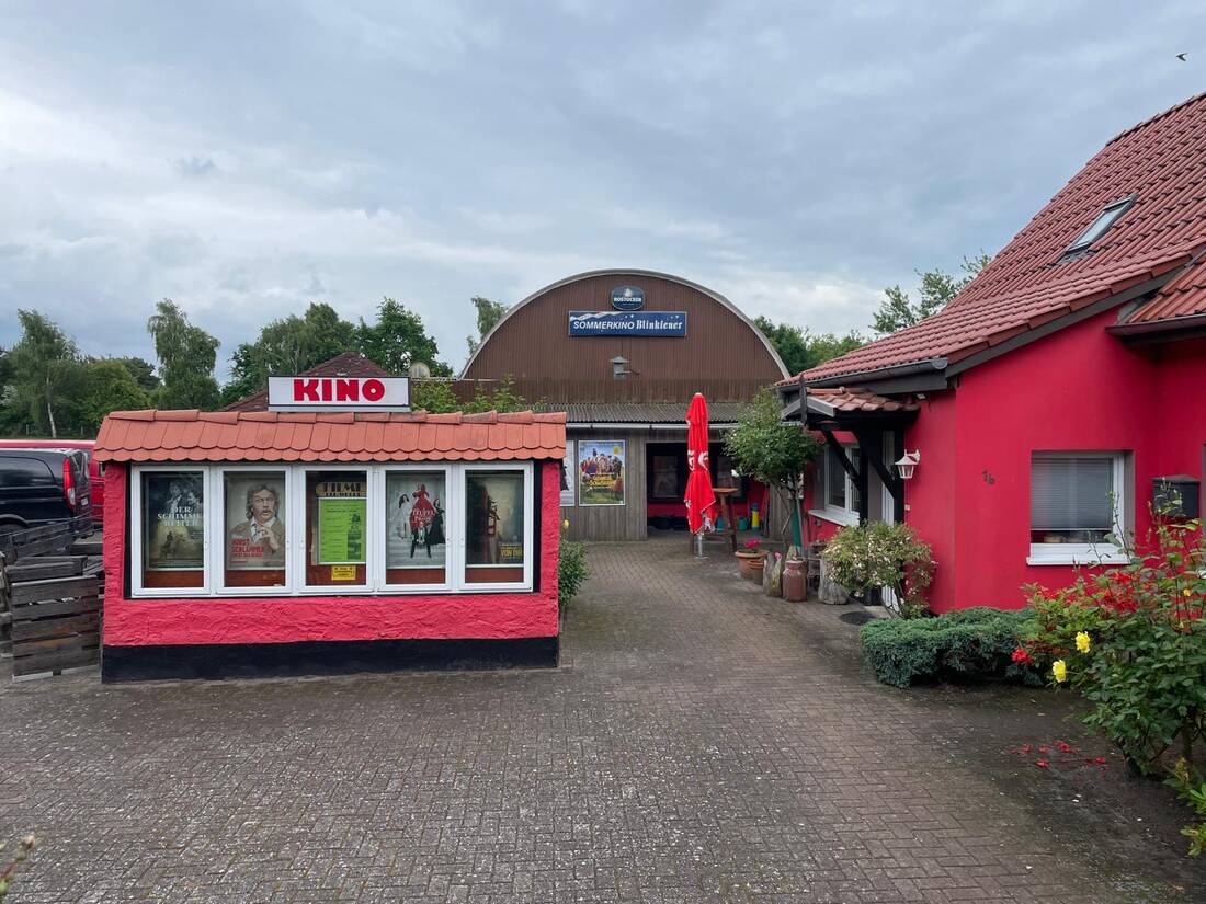 Aussenansicht Sommerkino Blinkfeuer Dierhagen mit Kino-Kasse und Hallendach