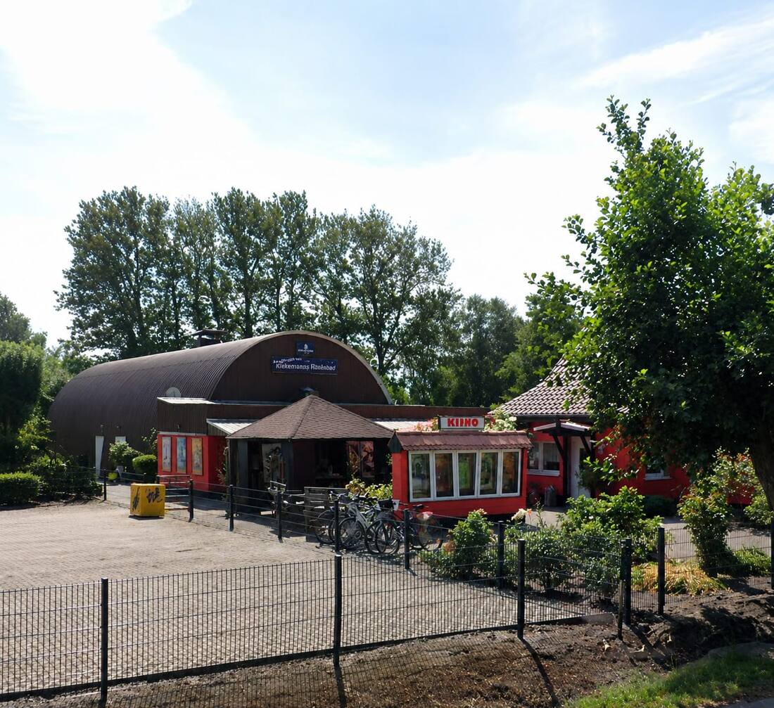 Nostalgisches Kinogebaeude des Sommerkino Blinkfeuer Dierhagen mit DDR-Charme