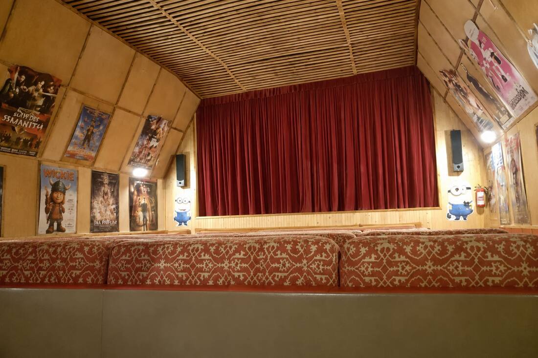 Roter Vorhang und Leinwand im Sommerkino Blinkfeuer Dierhagen