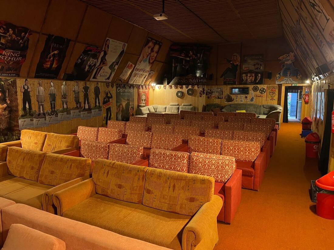 Gemuetliche Sofas und Sessel im Sommerkino Blinkfeuer Dierhagen an der Ostsee
