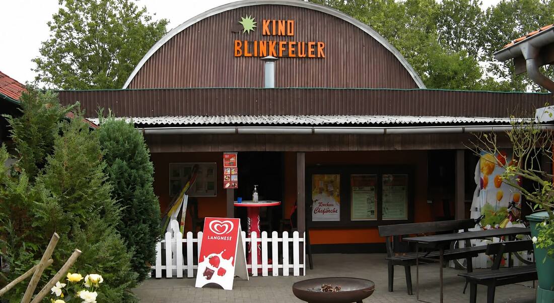 Eingang und Vorplatz vom Sommerkino Blinkfeuer in Dierhagen an der Ostsee